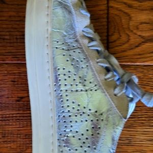 P448 Sneakers in silver with bright pink